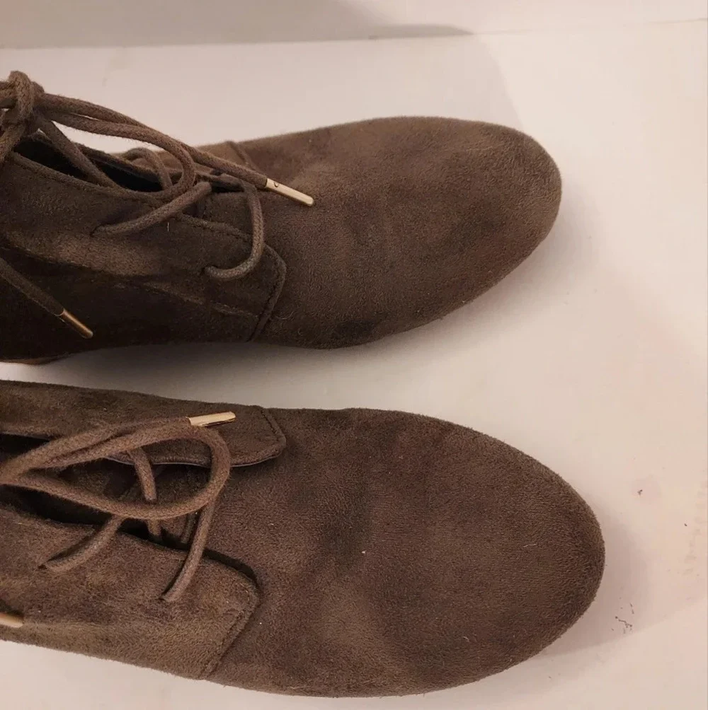 Dr. Scholl's Shoes Olive Green Microfiber Conquer Ankle Booties in Size 7.5M